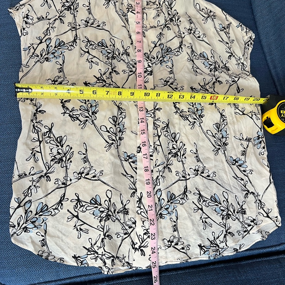 Blouse silk CLUB MONACO SIZE SP Color crem/floral blue/ black flowers . - Picture 5 of 5